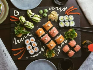 Sushi Elegante de Salmão com Abacate e Wasabi